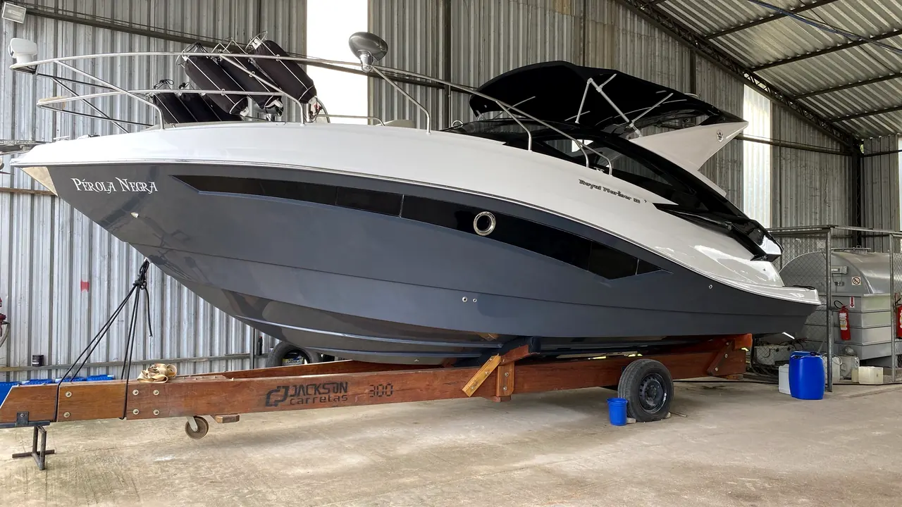 Lancha Pérola Negra na garagem náutica da WV Boats
